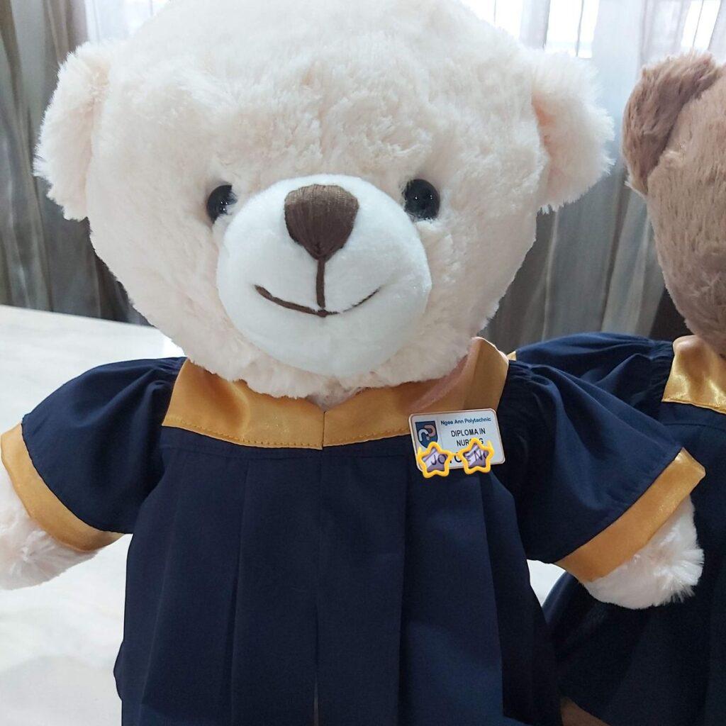 Gấu Tốt Nghiệp Cho Lễ Trao Bằng – Đặt Số Lượng Lớn Giá Tốt Từ Xưởng ZoZo 1 gấu tốt nghiệp