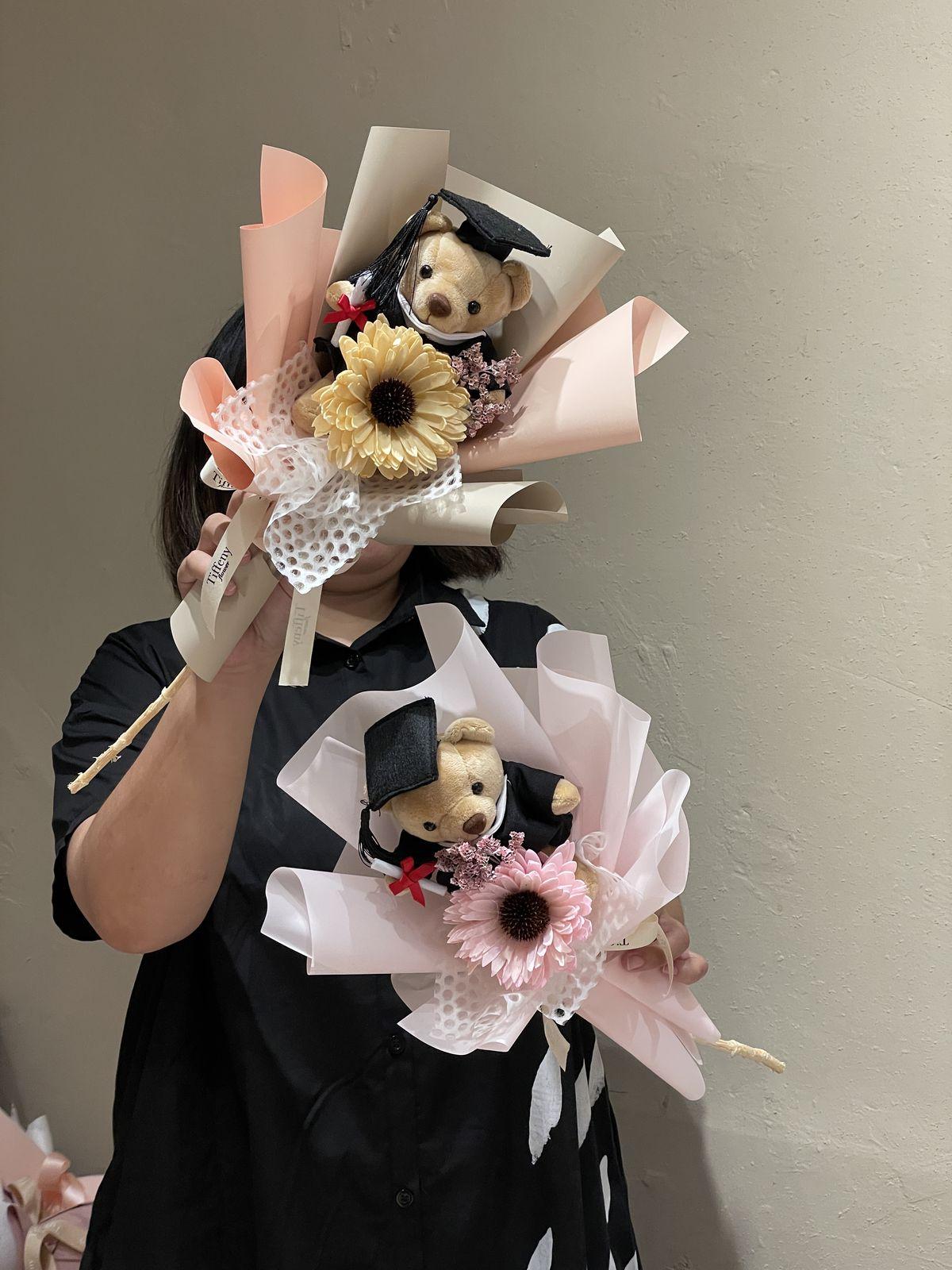 gấu tốt nghiệp